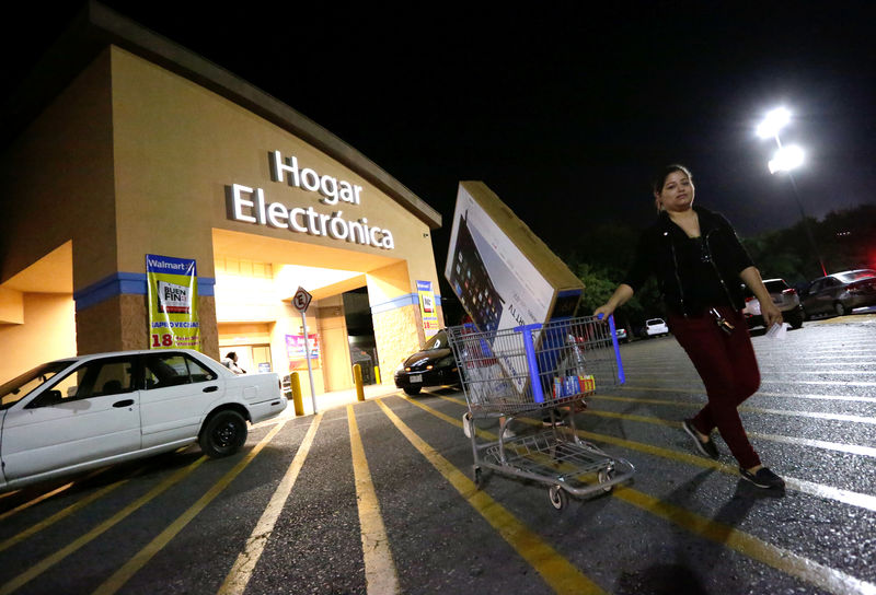 © Reuters. Shopper pulls her cart with a TV during the kick-off of the 'El Buen Fin' (The Good Weekend) holiday shopping season, at a Walmart store in Monterrey