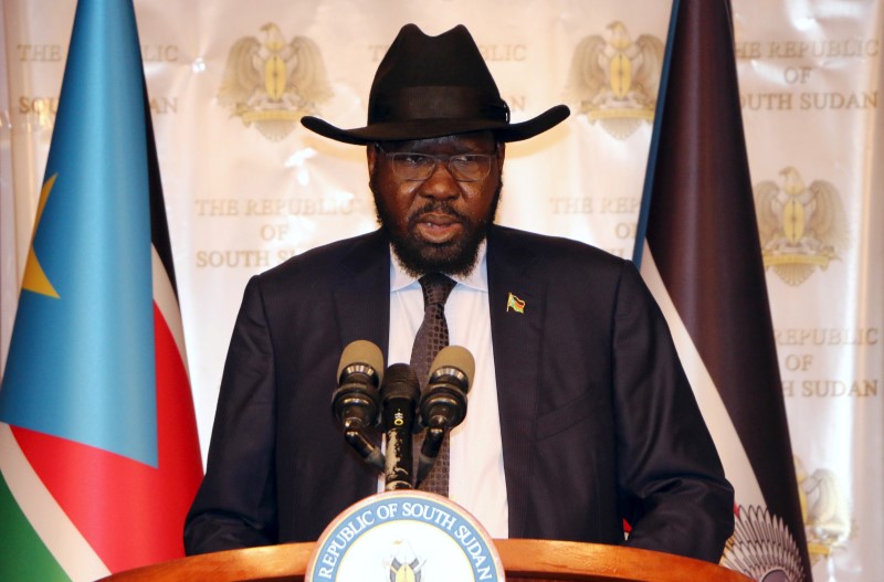 © Reuters. South Sudan's President Salva Kiir addresses the nation during an independence day event at the Presidential palace in Juba