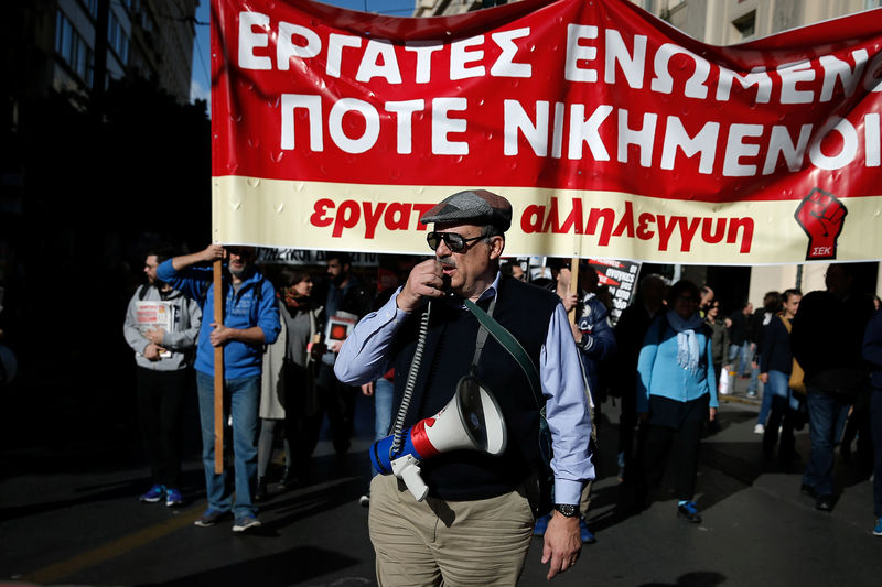 © Reuters. Manifestação marca greve de 24 horas convocada contra austeridade em Atenas, na Grécia