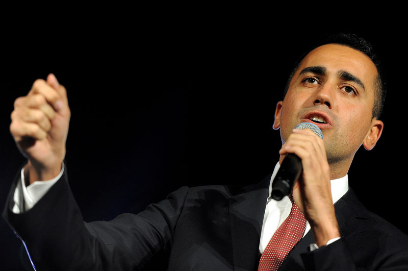 © Reuters. FILE PHOTO: 5-Star movement  leader Luigi Di Maio speaks during the final rally for a regional election in Palermo