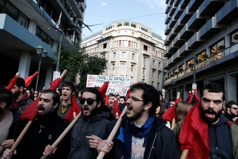 © Reuters. إضراب في اليونان احتجاجا على إجراءات التقشف