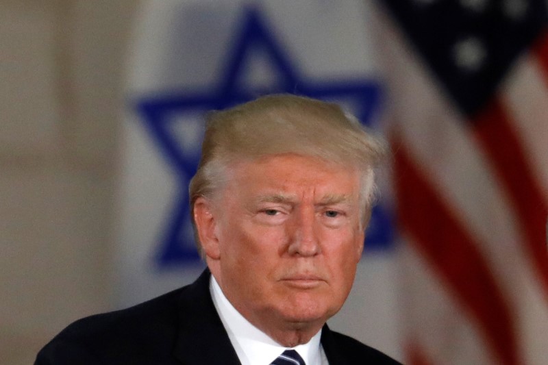 © Reuters. Presidente dos Estados Unidos, Donald Trump, é visto perto de bandeira de Israel, em Jerusalém