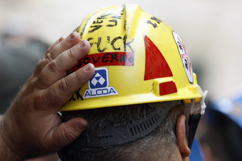 © Reuters. Un lavoratore di Alcoa durante una manifestazione a Roma