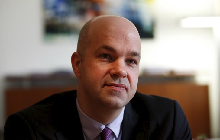 © Reuters. Marcel Fratzscher, chairman of the German Institute for Economic Research, speaks during an interview with Reuters in his office in Berlin, Germany