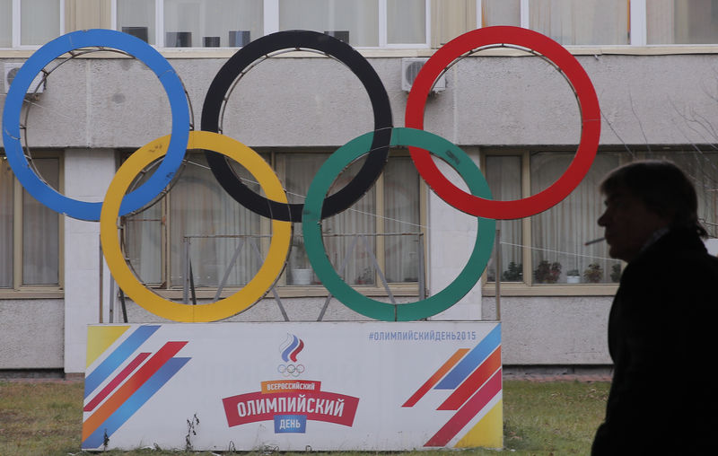 © Reuters. Cerchi olimpici al quartier generale del Comitato Olimpico a Mosca