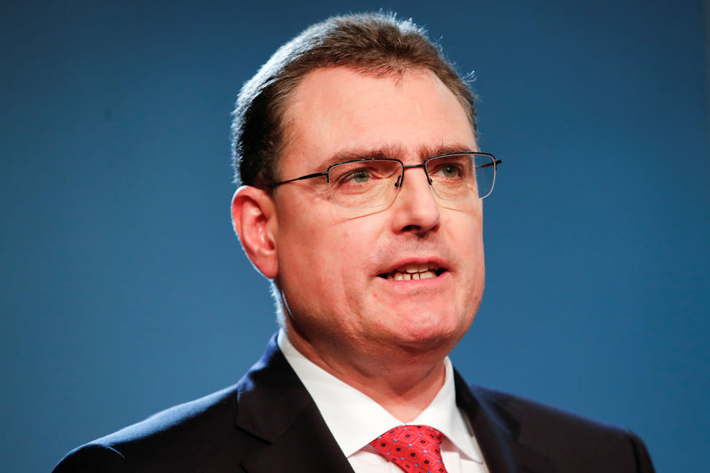 © Reuters. Swiss National Bank (SNB) Chairman Thomas Jordan, addresses a news conference in Bern