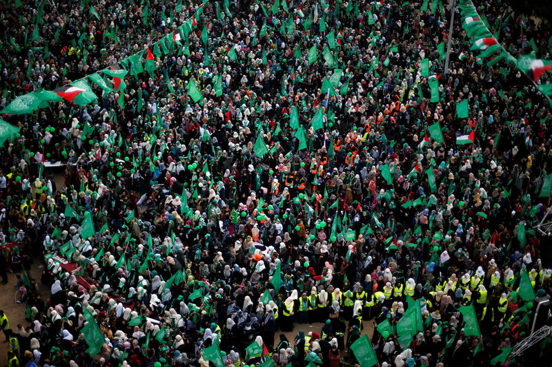 © Reuters. هنية يقول لحشود من الفلسطينيين إن حماس ستسقط قرار ترامب