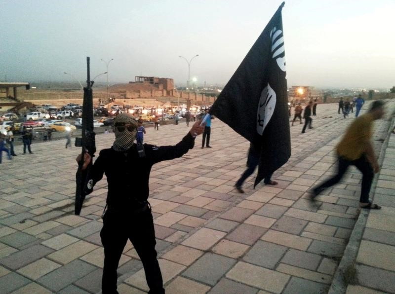 © Reuters. تقرير: أسلحة قدمتها أمريكا والسعودية سقطت في أيدي الدولة الإسلامية