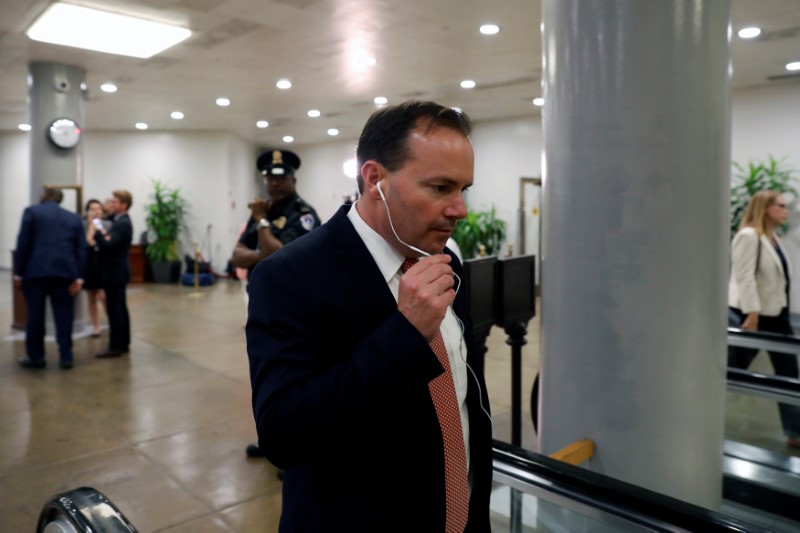 © Reuters. Senator Mike Lee (R-UT) walks to the Senate floor prior to a health care vote on Capitol Hill in Washington
