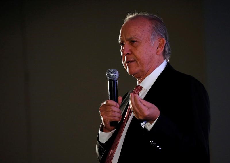 © Reuters. FILE PHOTO - Christo Wiese speaks as Shoprite reported it's results in Cape Town