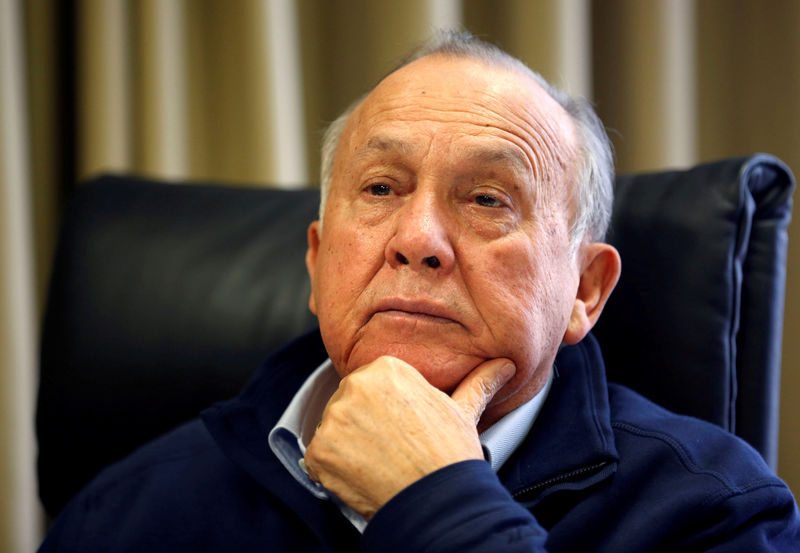 © Reuters. FILE PHOTO: South African magnate Christo Wiese, Steinhoff's largest shareholder and chairman, listens during an interview in Cape Town