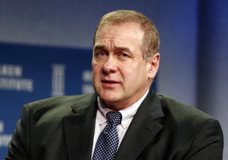 © Reuters. FILE PHOTO - Scott Minerd speaks at the 2014 Milken Institute Global Conference in Beverly Hills