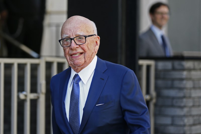 © Reuters. FILE PHOTO - Media mogul Rupert Murdoch leaves his home in London