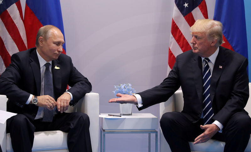 © Reuters. Presidente dos EUA, Donald Trump, se encontra com presidente russo, Vladimir Putin,  em cúpula do G20, em Hamburgo, Alemanha