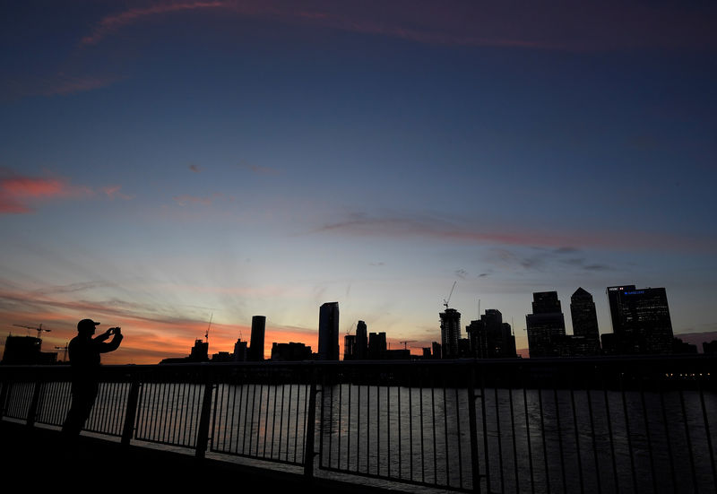 © Reuters. FILE PHOTO - The Canary Wharf financial district is seen at dusk in London