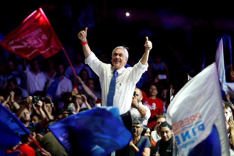 © Reuters. Chilean presidential candidate Sebastian Pinera attends his campaign closing rally in Santiago,