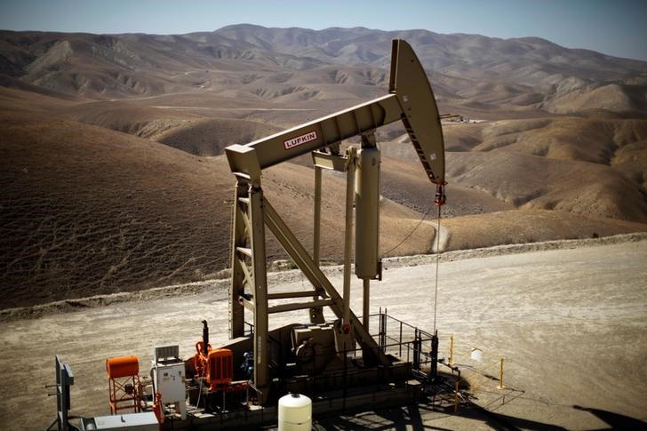 © Reuters. FILE PHOTO - A pumpjack brings oil to the surface in the Monterey Shale, California