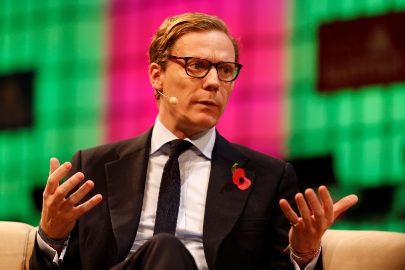 © Reuters. CEO of Cambridge Analytica, Alexander Nix, speaks during the Web Summit, Europe's biggest tech conference, in Lisbon