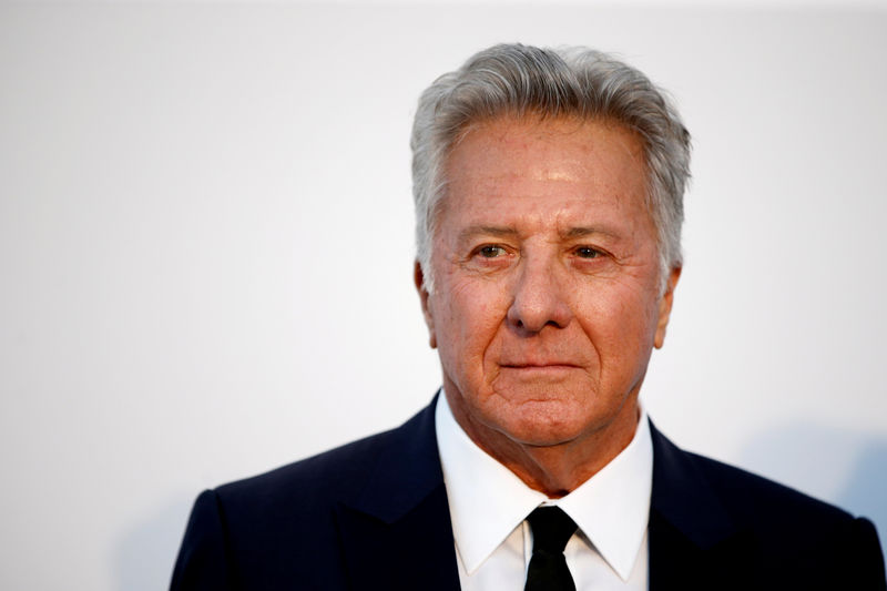 © Reuters. FILE PHOTO: Actor Dustin Hoffman poses at the 70th Cannes Film Festival's amfAR Cinema Against AIDS 2017 event in Antibes