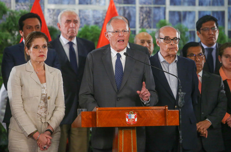 © Reuters. Peruvian President Pedro Pablo Kuczynski, flanked by vice-president Mercedes Araoz and his cabinet, gives a speech at the Government Palace in Lima, Peru