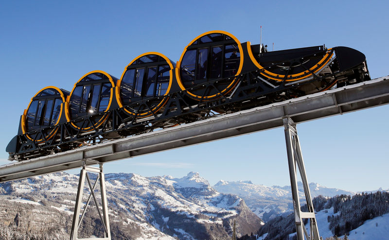 © Reuters. سويسرا تدشن أعلى قطار معلق في العالم