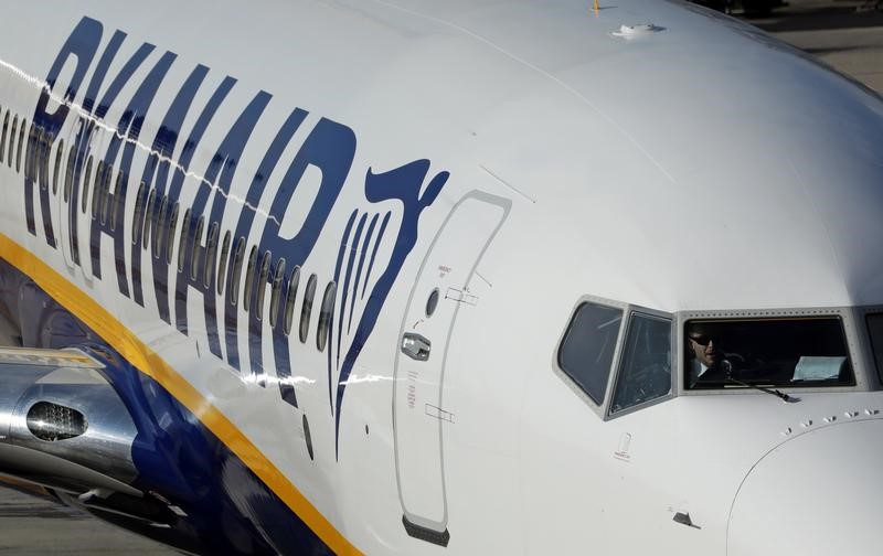 © Reuters. A Ryanair commercial passenger jet is seen at Barcelona El-Prat Airport