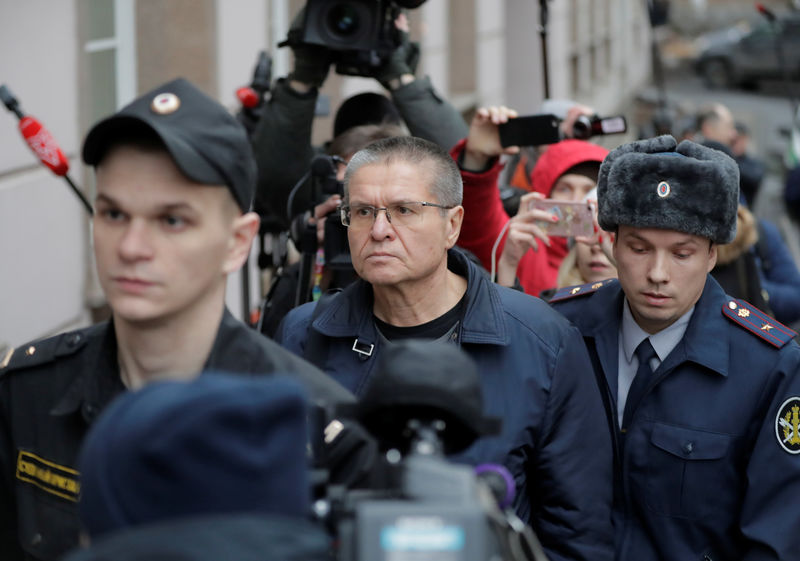 © Reuters. Экс-министр экономики РФ Алексей Улюкаев у здания суда в Москве