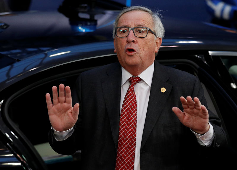 © Reuters. President of the European Commission Jean-Claude Juncker gestures as he arrives for the second day of the European Union leaders summit in Brussels, Belgium
