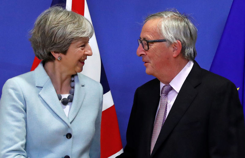 © Reuters. Primeira-ministra britânica, Theresa May, é recebida pelo presidente da Comissão Europeia, Jean-Claude Juncker, em Bruxelas, na Bélgica