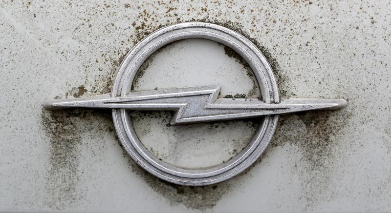 © Reuters. The logo of car manufacturer Opel is seen on a vintage van in Muttenz