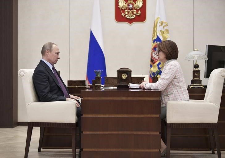 © Reuters. Владимир Путин и глава ЦБР Эльвира Набиуллина