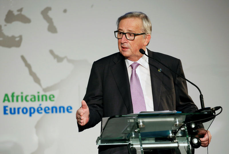© Reuters. EU Commission President Juncker speaks during a news conference at the closing session of the 5th African Union - European Union summit in Abidjan