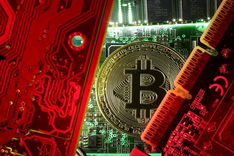© Reuters. El bitcoin alcanza un nuevo récord mientras crece la preocupación