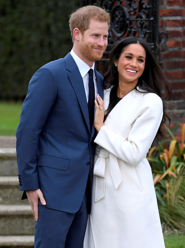 © Reuters. FILE PHOTO: Britain's Prince Harry poses with Meghan Markle in the Sunken Garden of Kensington Palace, London