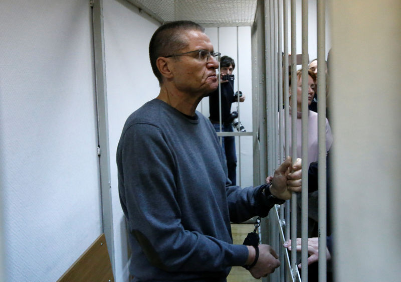 © Reuters. Экс-министр экономики РФ Алексей Улюкаев после вынесения приговора в суде Москвы, 15 декабря 2017 года