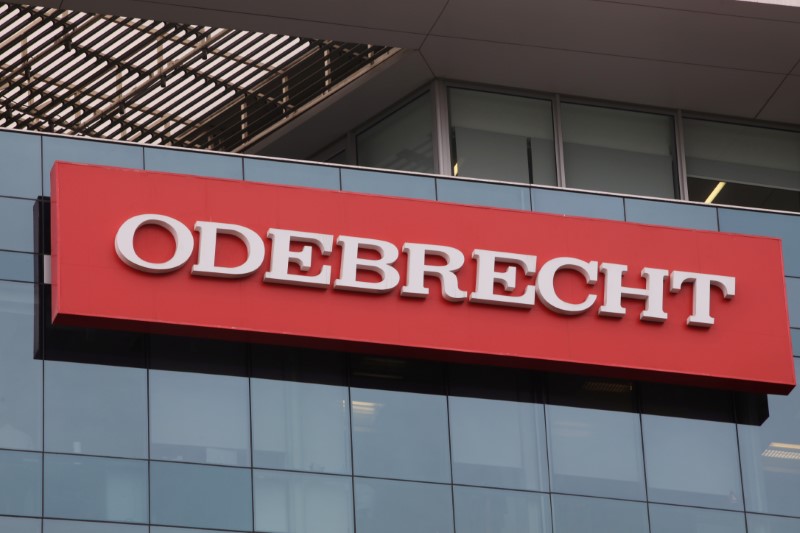 © Reuters. FILE PHOTO: A sign of the Brazilian construction conglomerate Odebrecht is seen at their headquarters in Lima,  Peru