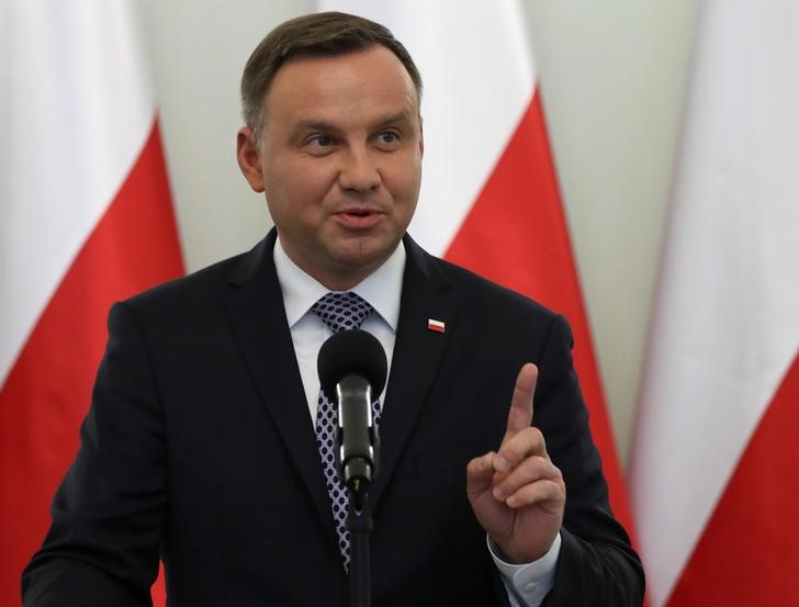 © Reuters. Poland's President Andrzej Duda speaks during a media announcement regarding judiciary reform at Presidential Palace in Warsaw