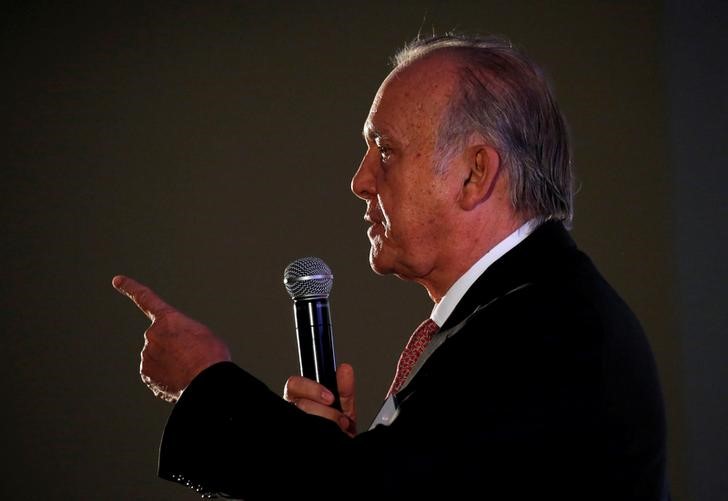 © Reuters. Shoprite Holdings Chairman Christo Wiese speaks as Shoprite reported it's results in Cape Town