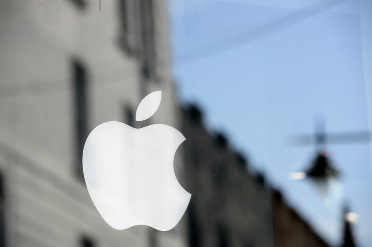 © Reuters. An Apple logo is seen in the window of an authorised apple reseller store in Galway