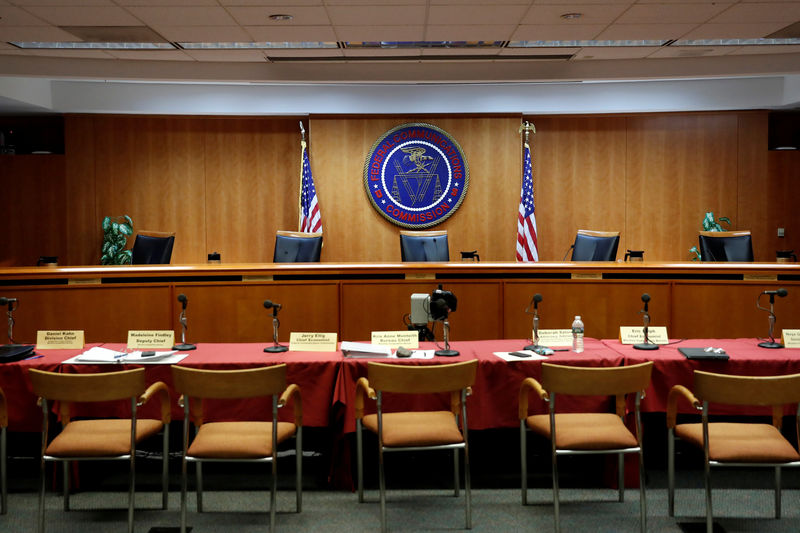 © Reuters. The meeting room is seen empty following a security threat ahead of the vote on the repeal of so called net neutrality rules at the Federal Communications Commission in Washington