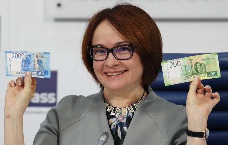 © Reuters. Russian Central Bank Governor Nabiullina presents the new 200 and 2,000 rouble banknotes in Moscow