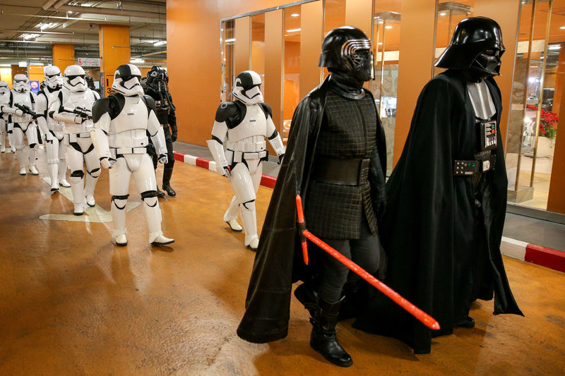© Reuters. Gente disfrazada de personajes de Star Wars participan en un evento antes del estreno de "La Guerra de las Galaxias: Los Últimos Jedi"en Bangkok. Imagen de archivo