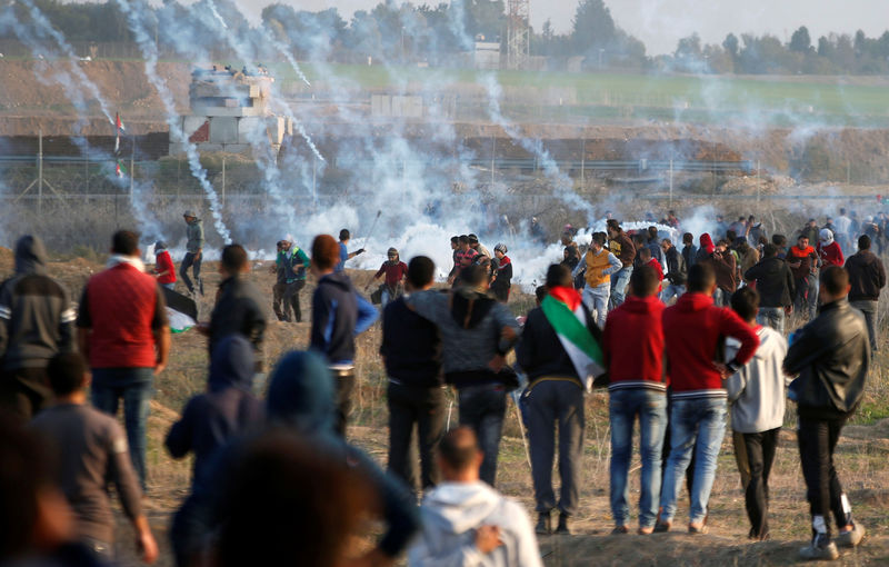 © Reuters. Soldados de Israel disparan gas lacrimogeno contra manifestantes palestinos
