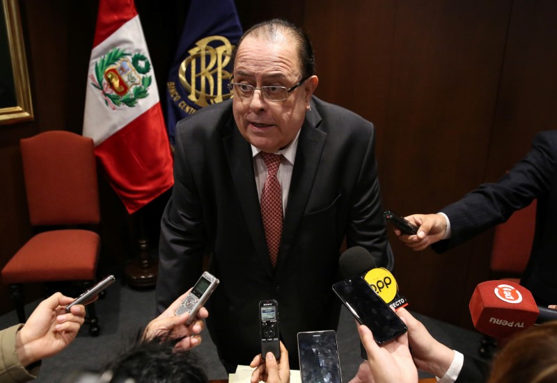 © Reuters. President of the Central Bank of Peru Velarde talks to the media during a news conference in Lima