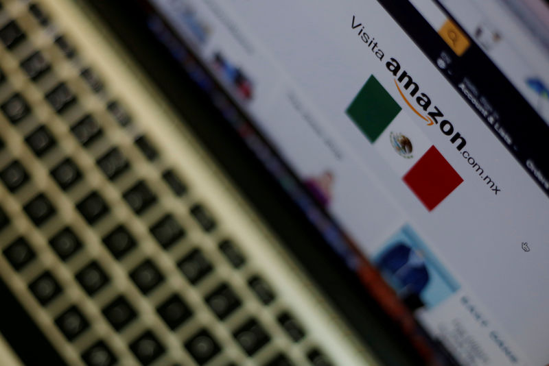 © Reuters. FILE PHOTO: Amazon logo is pictured in Mexico City