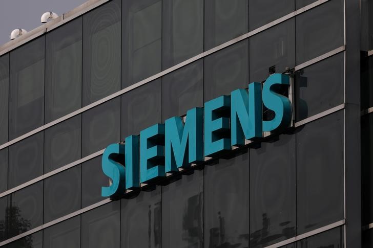 © Reuters. Logo da Siemens é visto em prédio na Cidade do México, México