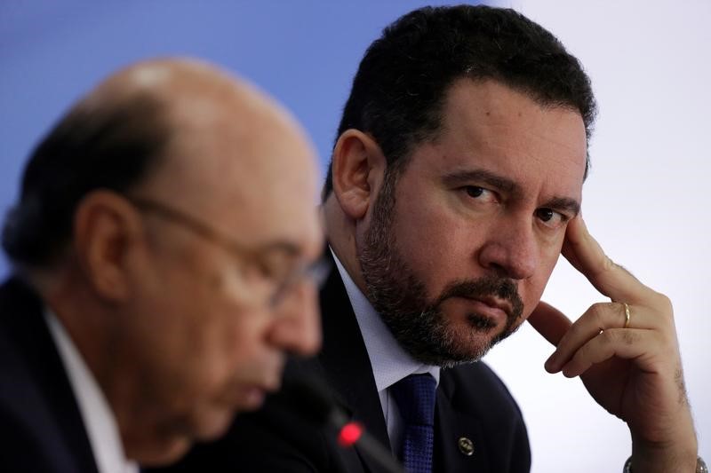 © Reuters. Ministro do Planejamento, Dyogo Oliveira, durante coletiva de imprensa com Ministro da Fazenda, Henrique Meirelles, no Palácio do Planalto, em Brasília