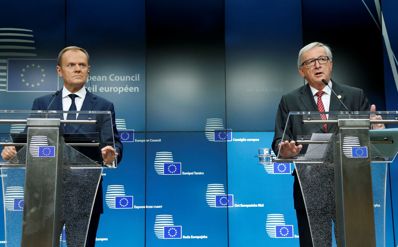 © Reuters. Tusk e Juncker concedem entrevista em Bruxelas