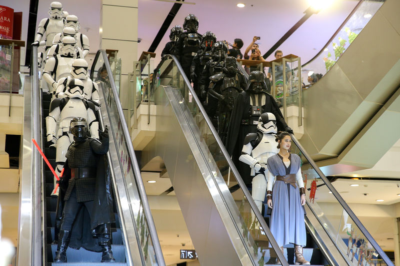 © Reuters. Pessoas vestidas de Star Wars participam de evento do filme "Os Últimos Jedi" em Bangcoc