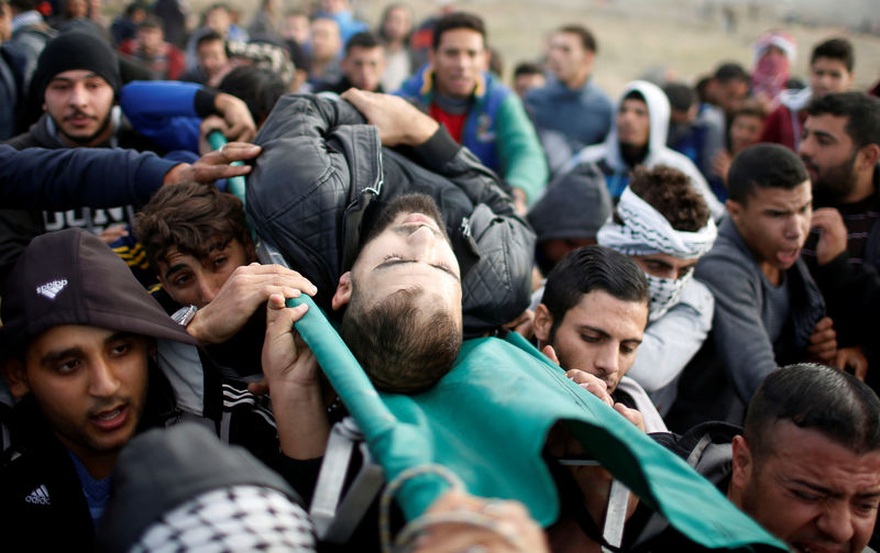 © Reuters. Palestino ferido é retirado de protesto em Gaza